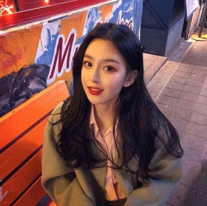 副市长暗访多次询问 女工作人员戴耳机听歌不理睬