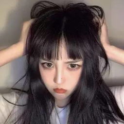 爱屋及乌?关晓彤穿短裙踢足球 向男友鹿晗靠齐
